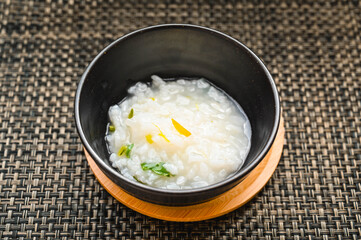 黒い器に入ったお粥