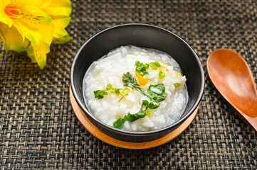 黒い器に入った七草粥