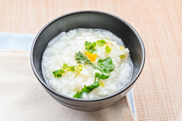 黒い器に入った七草粥