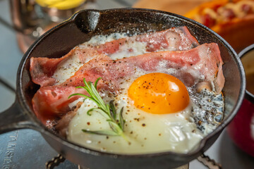 アウトドアでスキレット料理　Outdoor dishes made in an iron pan