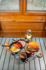 アウトドアでスキレット料理　Outdoor dishes made in an iron pan