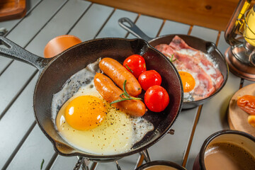アウトドアでスキレット料理　Outdoor dishes made in an iron pan