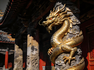 Obraz premium detailed golden dragon statue perched on pillar in ancient palace setting