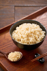 茶碗によそった玄米ご飯