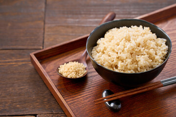 茶碗によそった玄米ご飯