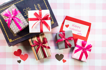 ギンガムチェック背景のバレンタイン