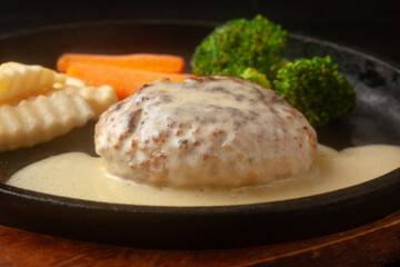 チーズソースのハンバーグ