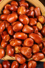 Obraz premium Fried Peanuts with Caramel Coating in Woven Basket
