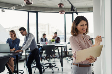 Obraz premium Business coworkers sharing modern office.
