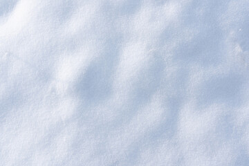 Obraz premium Winter background with snow-covered wavy uneven ground surface,