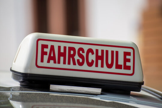 Nahaufnahme von einem Fahrschulschild in Deutschland