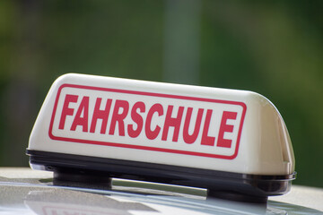 Nahaufnahme von einem Fahrschulschild in Deutschland