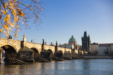 Obraz premium Charles bridge connecting old town and lesser town prague
