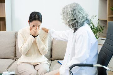 Obraz premium Psychiatrist comforting stressed patient during mental health therapy. Psychology counseling, emotional support, depression and anxiety treatment