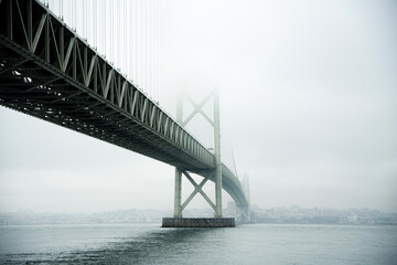 朝霧に包まれた幻想的な風景の中を伸びる明石海峡大橋の全景