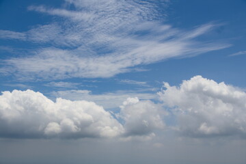 Obraz premium a bright blue sky with a variety of cloud formations, from Java, Indonesia