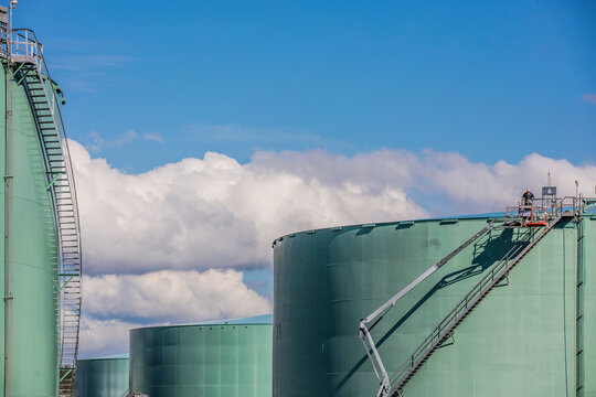 Storage tank work in refinery