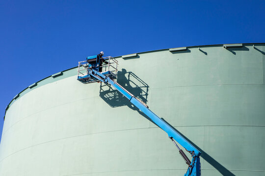 Storage tank work in refinery