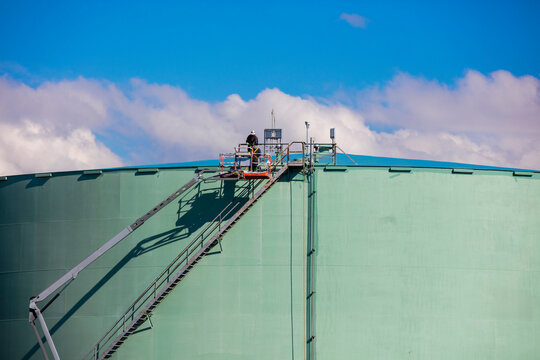 Storage tank work in refinery