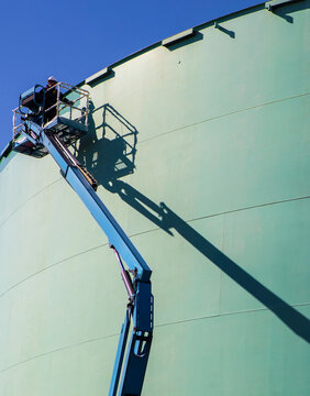 Storage tank work in refinery