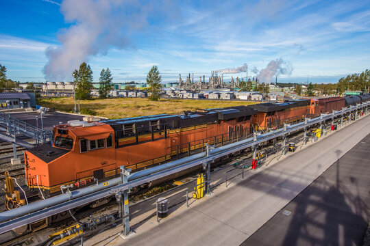 Train delivers oil to refinery