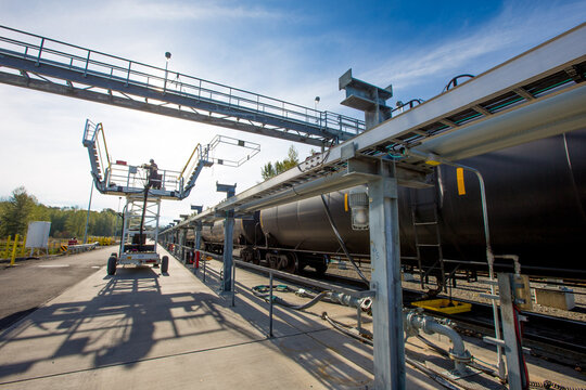 Train delivers oil to refinery