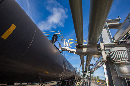 Train delivers oil to refinery