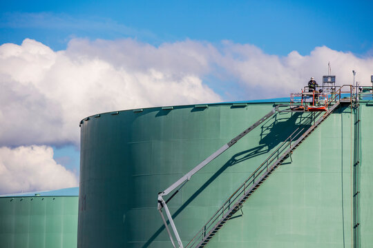 Storage tank work in refinery