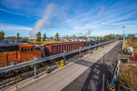 Train delivers oil to refinery