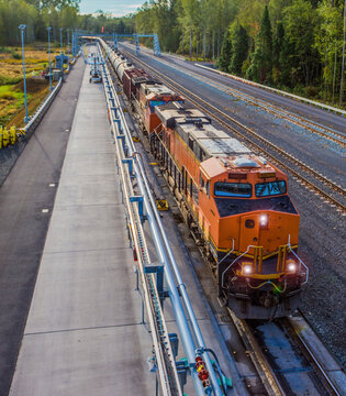 Train delivers oil to refinery