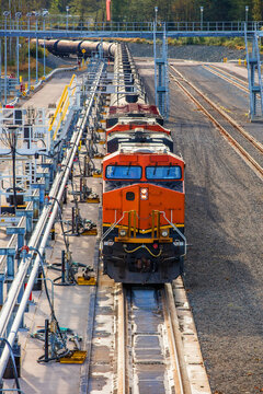 Train delivers oil to refinery