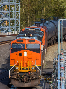 Train delivers oil to refinery