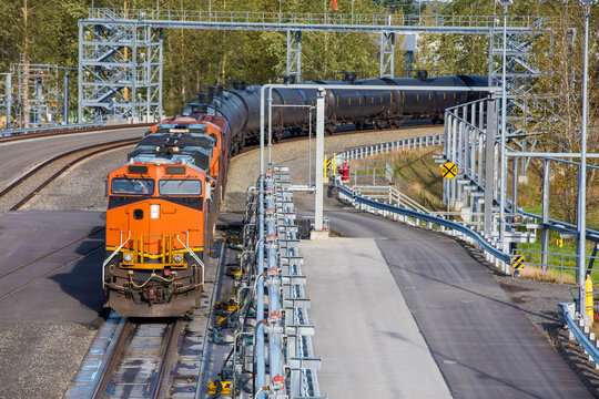 Train delivers oil to refinery