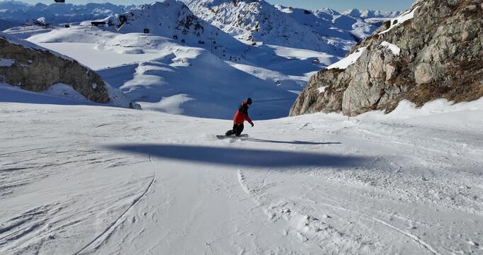 Magnifique descente en surf des neiges sous le soleil dans une station de ski des alpes en France. Sport d'hiver, ma&icirc;trise, expertise, libert&eacute;, nature, tourisme, bien-&ecirc;tre, froid, sportif