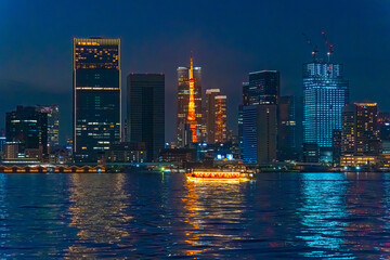 日本　東京都心の夜景と屋形船　都市景観