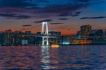 日本　東京都心の夜景と屋形船　都市景観