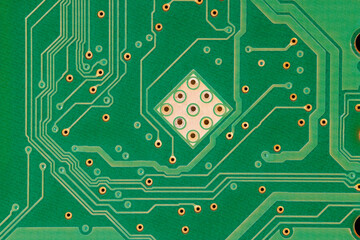 ハードディスクドライブ（HDD）の緑色の制御基板（コントローラー）のクローズアップ