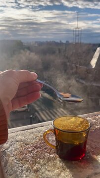 Caf&eacute; caliente y humeante para calentar d&iacute;a fr&iacute;o de nieve y hielo en terraza de casa
