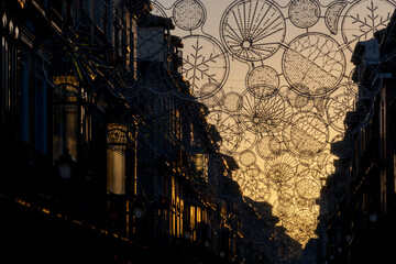 Iluminaci&oacute;n navide&ntilde;a de la calle Mayor de Alcal&aacute; de Henares al atardecer, Madrid, Espa&ntilde;a