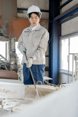 工場のアルミ溶解炉で働く男性作業員