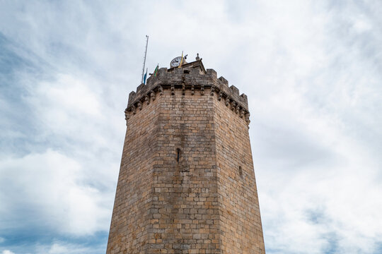 Ic&oacute;nica Torre do Galo em estilo g&oacute;tico e estrutura heptagonal de granito, destacando-se contra um c&eacute;u nublado em Freixo de Espada &agrave; Cinta, Portugal