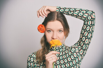 Detailaufnahme einer Person mit blondem Haar, das zu einer kunstvollen Form gebunden ist, in die...