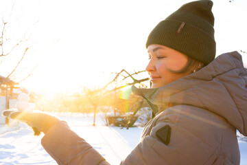 woman holds a duck-shaped figure made of snow in her hand, conspiracy games, cold season