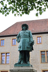 Obraz premium Blick auf die Festung Sparrenberg im Zentrum der Stadt Bielefeld in Nordrhein-Westfalen 