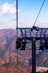 케이블카가 있는 높은 산