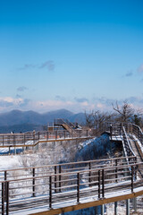 눈 덮힌 전망대가 있는 산 꼭대기