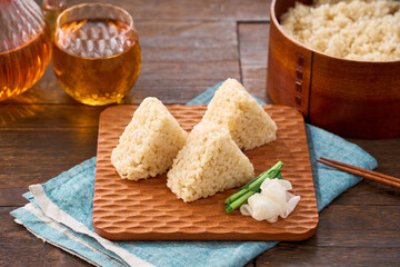 玄米の三角おにぎり