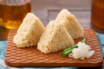 玄米の三角おにぎり