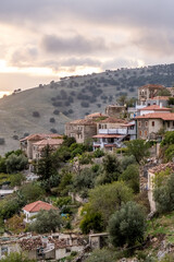 Obraz premium Verfallene Steinhäuser und Vegetation im alten Bergdorf, Qeparo, Qark Vlora, Albanien