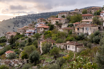 Hangdorf mit historischen Steinh&auml;usern im sanften Abendlicht, Qeparo, Qark Vlora, Albanien